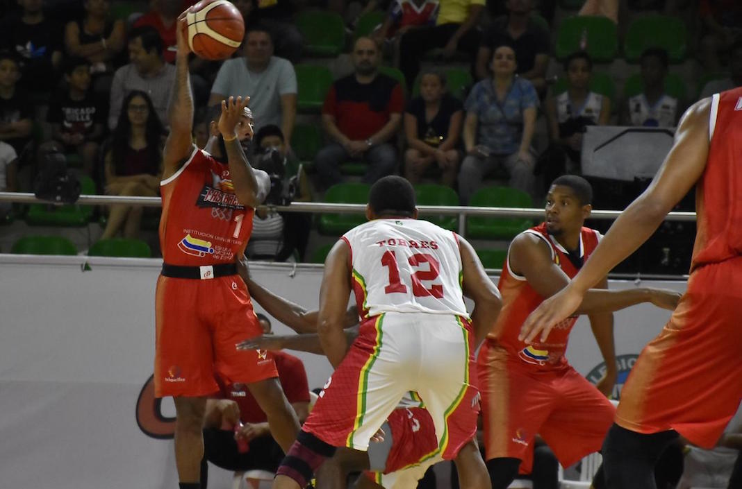 Kenneth Brown de Fastbreak intentando encestar.