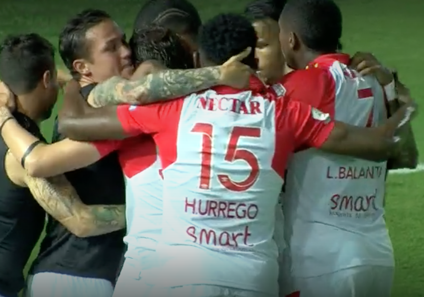 @WinSportsTV Jugadores de Santa Fe celebrando el gol de Carlos Arboleda que emparejó la serie ante Santa Fe.