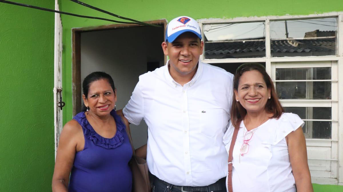 Federman Vizcaíno con las dueñas de casa.