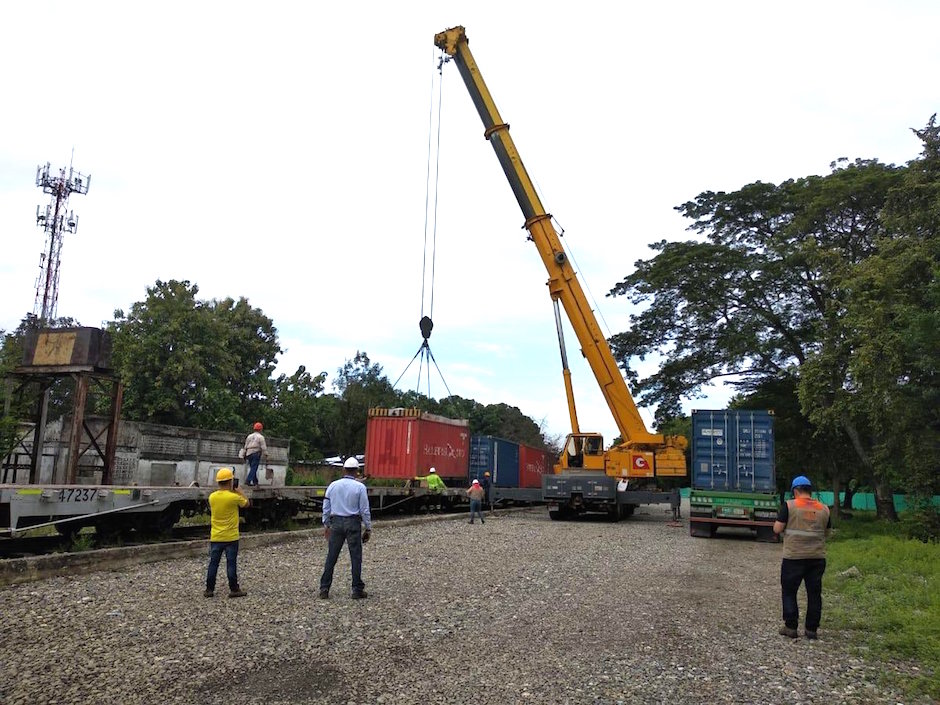 Labores de cargue de los contenedores.