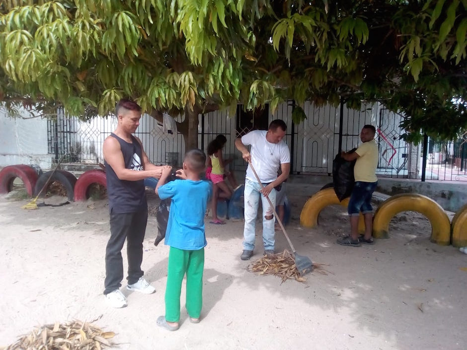 Servicio social de limpieza de cancha en Villa Karla en Soledad.