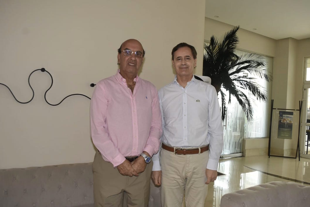 El Embajador Ricardo Hernández Menéndez, con el Cónsul de Chile en Barranquilla, José Amar.