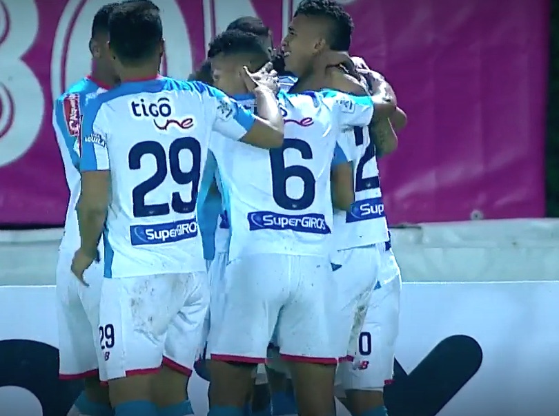 Jugadores del Junior abrazan a Jarlan Barrera tras el segundo golazo.