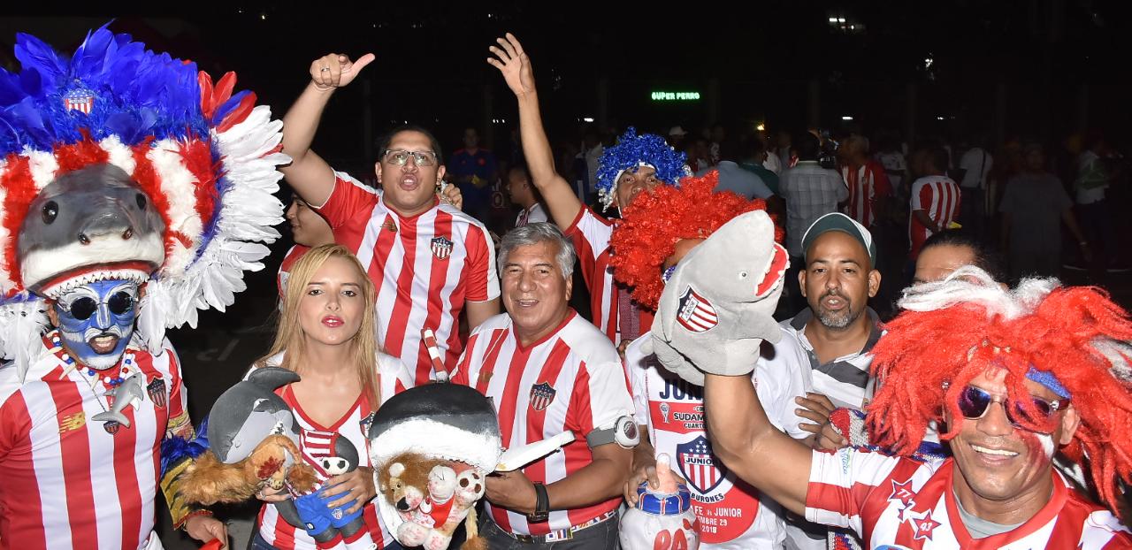 Hinchas de Junior previo al duelo con Santa Fe.