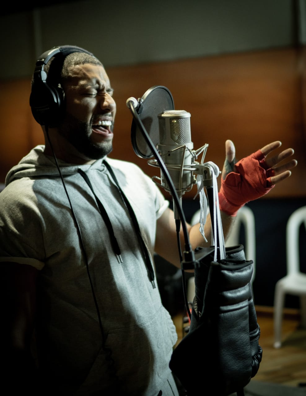 El Cardenal de la salsa en el estudio de grabación.