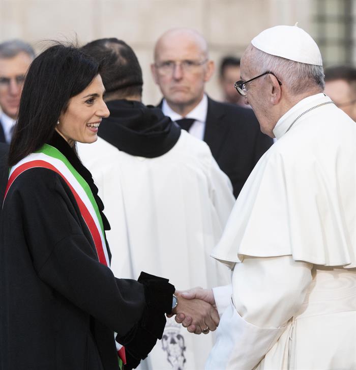 EFE Virginia Raggi, alcaldesa de Roma, saluda al Papa Francisco.