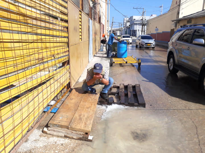 Vertimiento de agua a la vía pública.