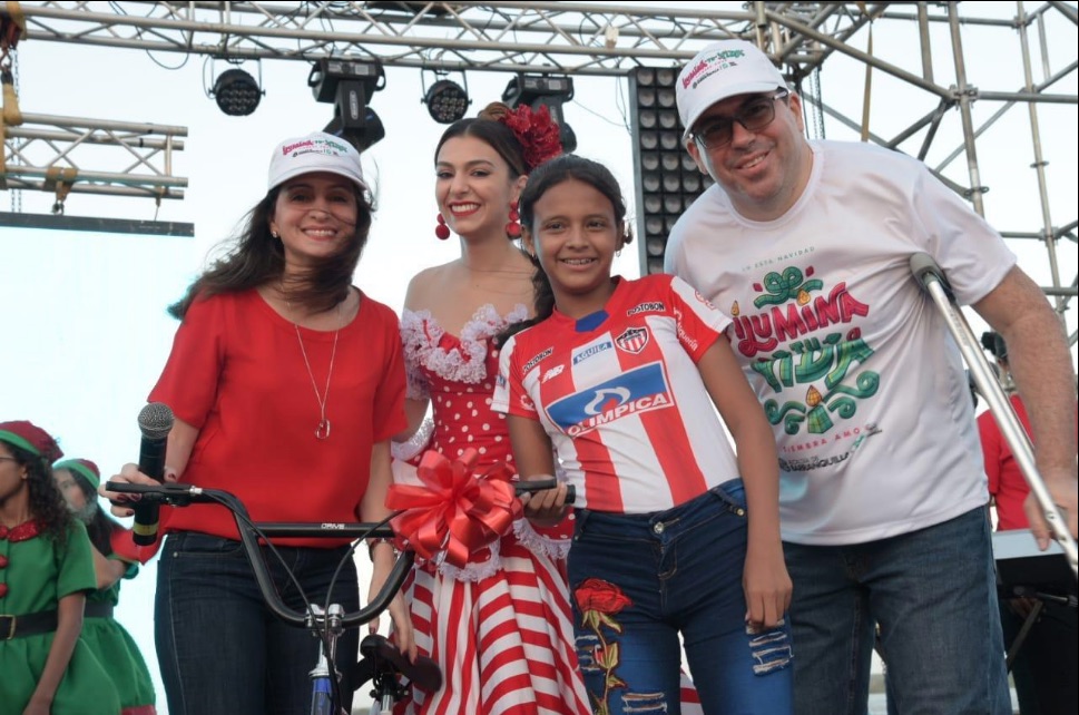 Los niños recibiendo regalos.