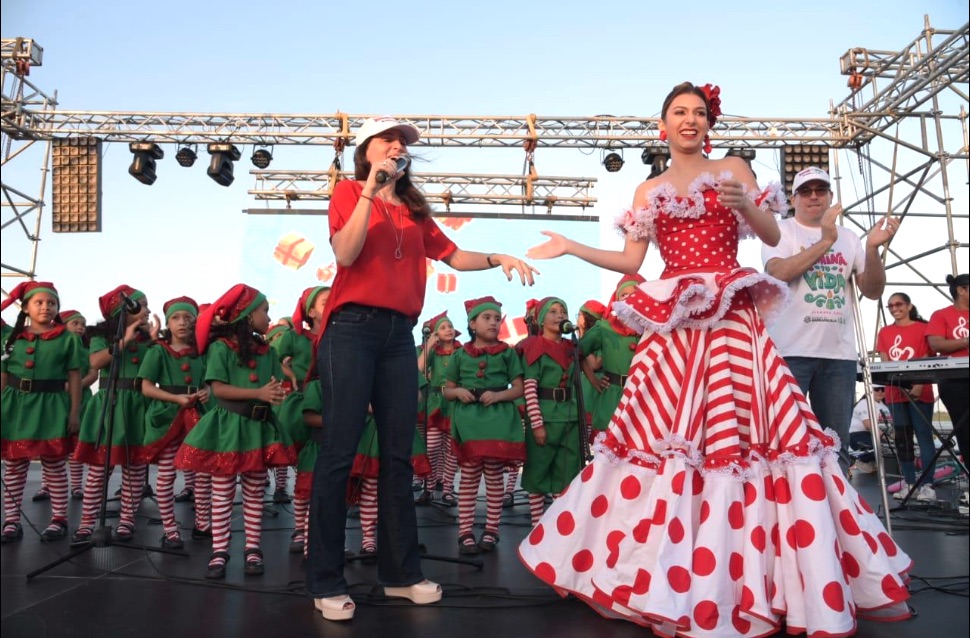 Entusiasta participación de los niños acompañados de la primera Dama Katia Nule y la Reina Carolina.