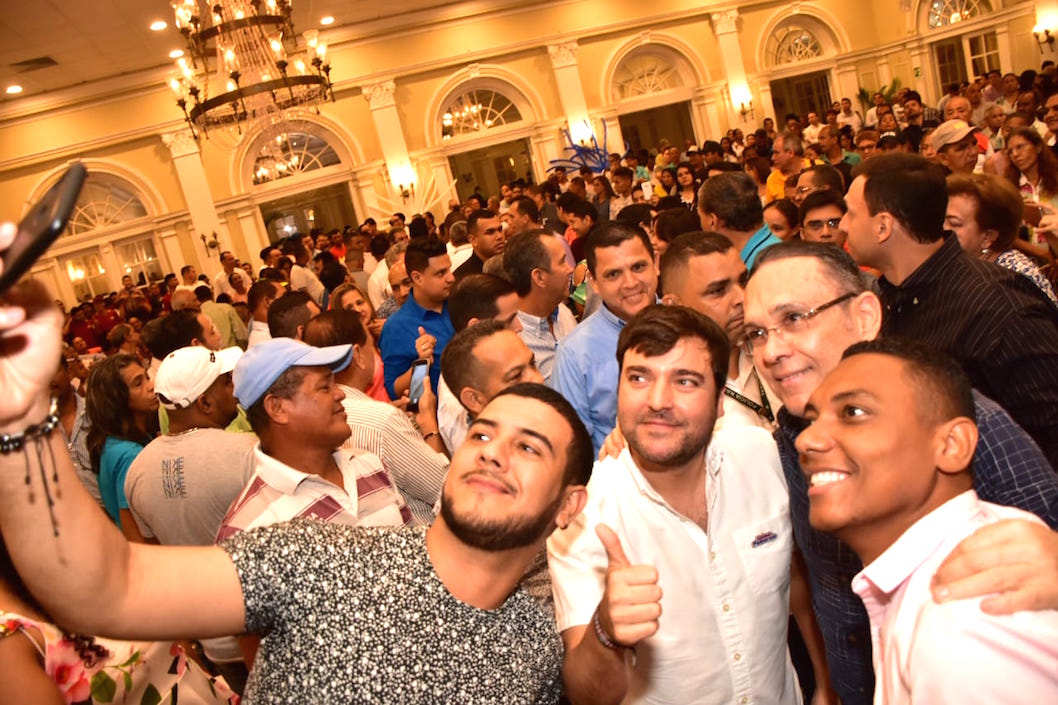 La selfie que no podía faltar en el encuentro político.