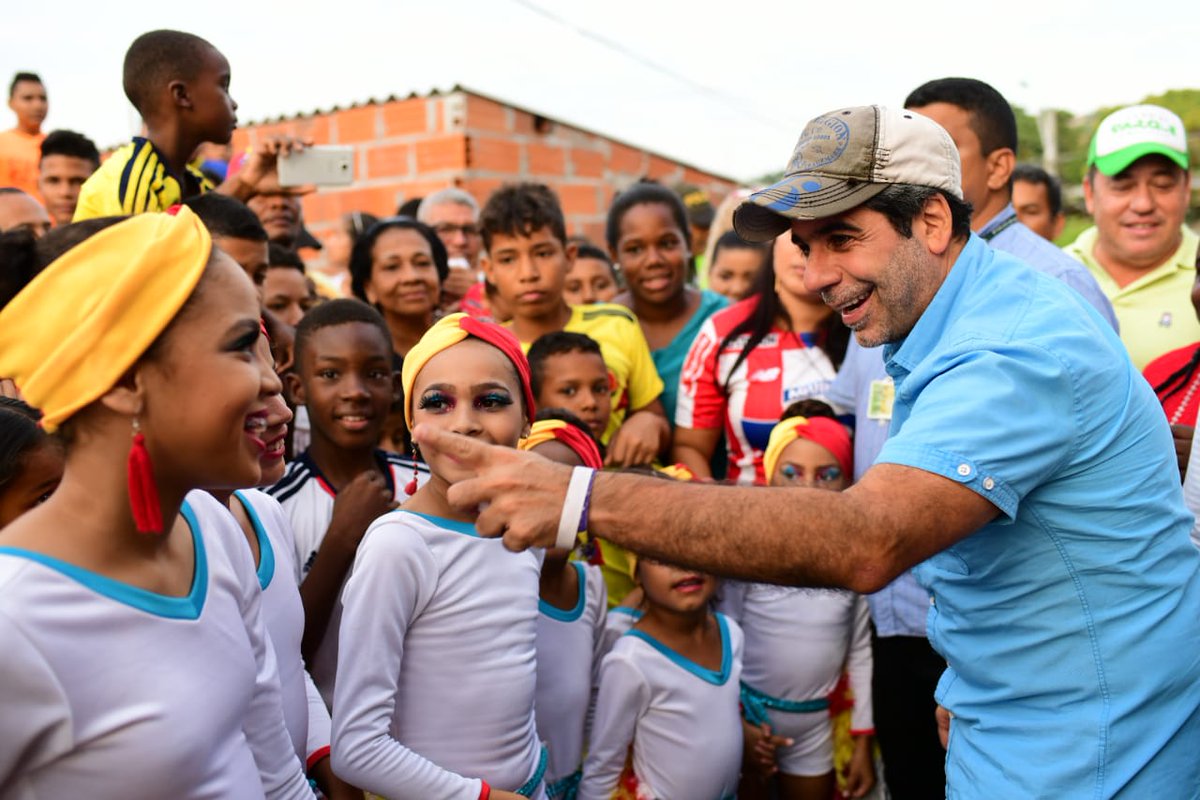 Alcaldía El Alcalde Alejandro Char compartiendo con los niños del barrio.