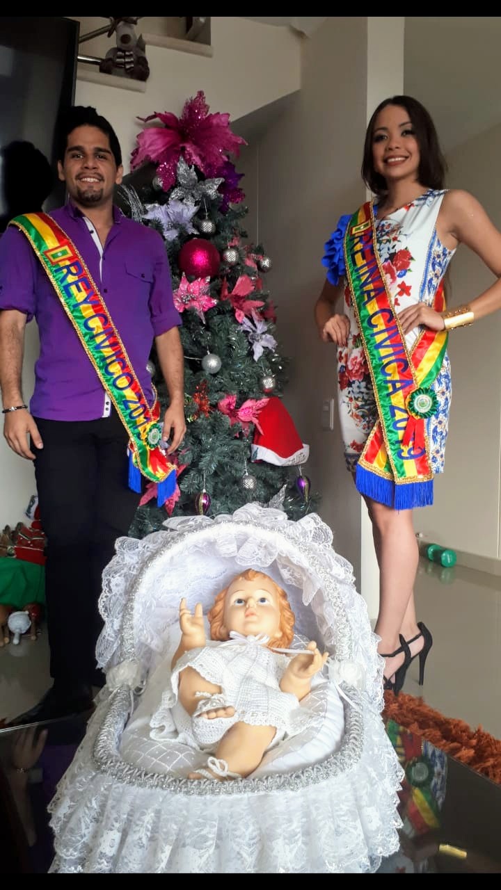 Fergie Correa y Juan Sebastián Forero, Reyes Cívicos del Carnaval 2019, rezando la novena.