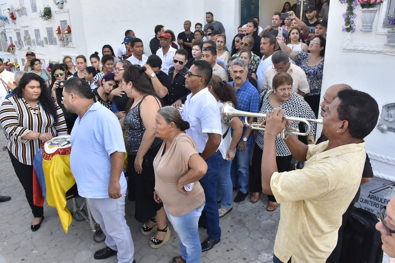 Momento del homenaje al maestro Adolfo Echeverría.