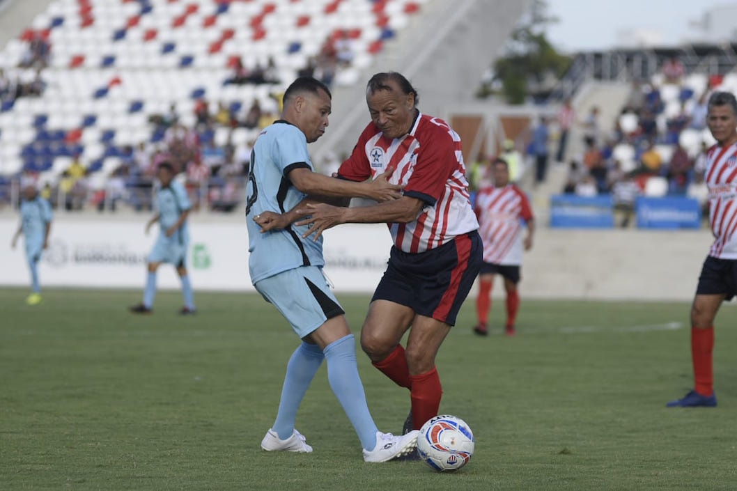 Gabriel Berdugo durante el juego de Las Estrellas, poco antes de desplomarse en la cancha.