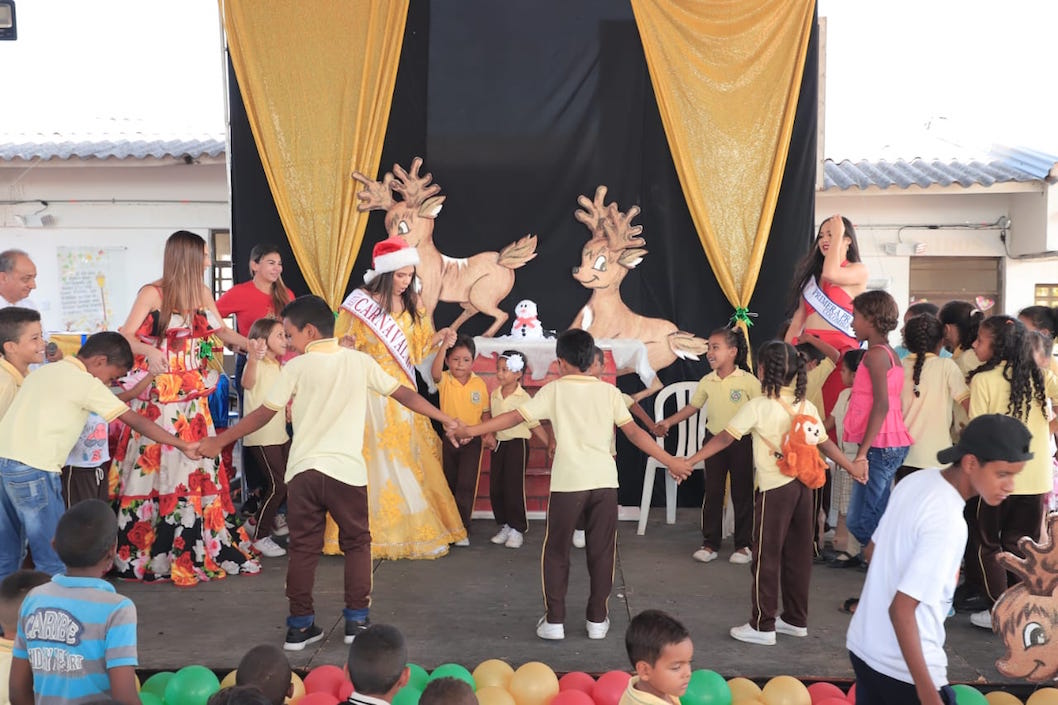 Las reinas compartiendo con los niños.