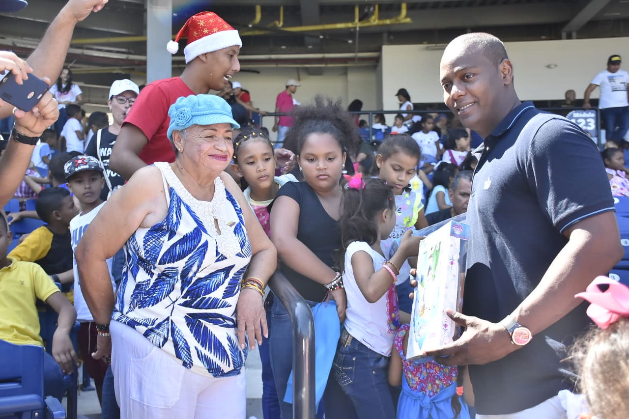 Los regalos son entregados a los niños de fundaciones de los barrios Las Flores y Las Gardenias.