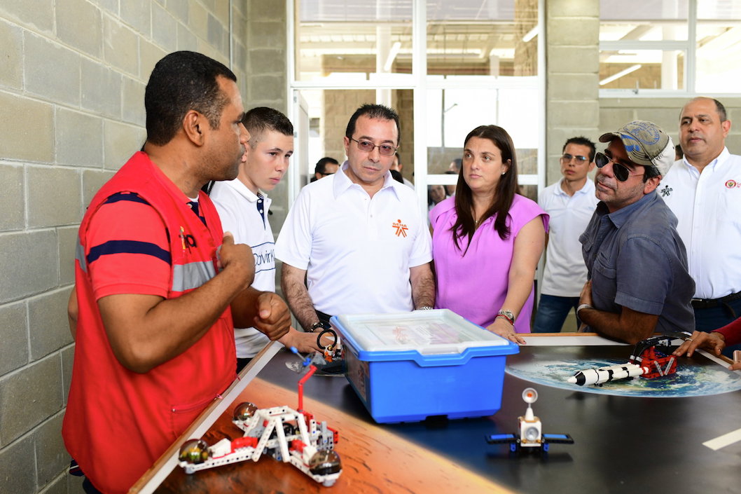 Un instructor explicando el alcance de la sede.
