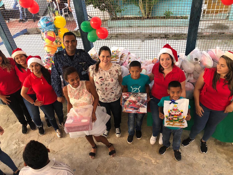 Los niños con sus regalos.