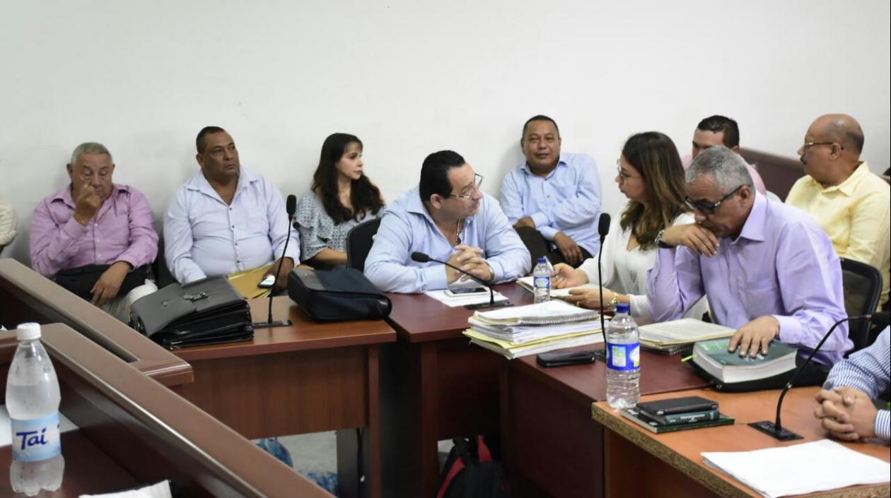 Los siete políticos durante una de las audiencias. 