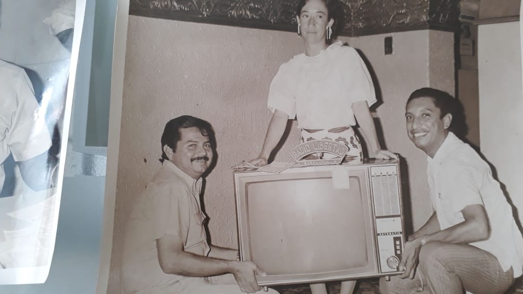 Con Gustavo Castillo entregando un premio.