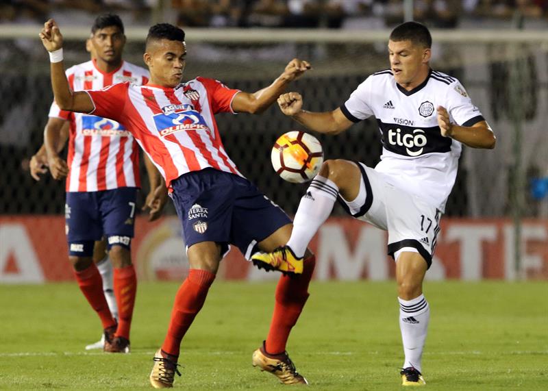 Luis Díaz enfrentando la marca de Richard Sánchez.