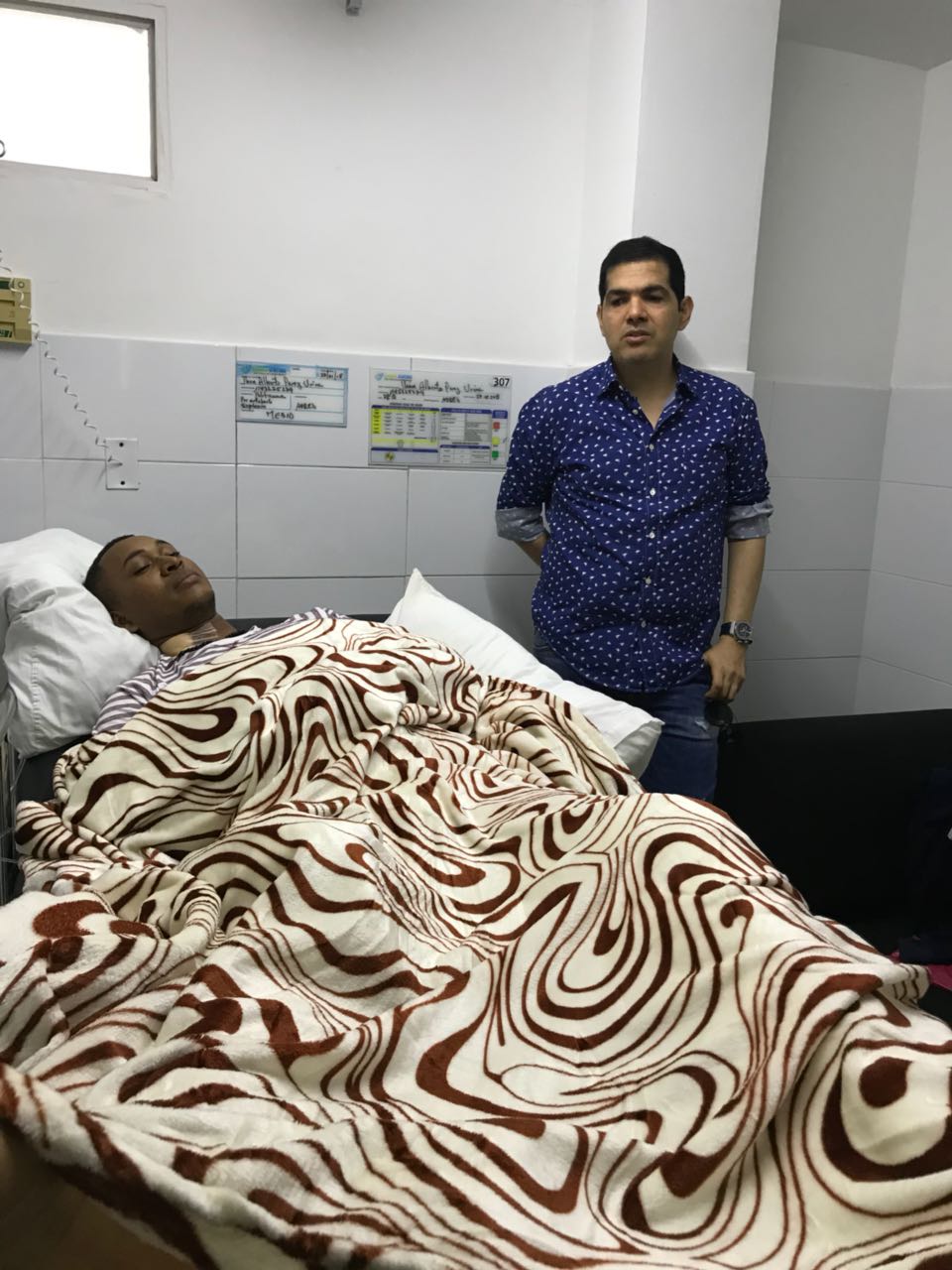 Cortesía. Juancho de la Espriella visitando a uno de los heridos.