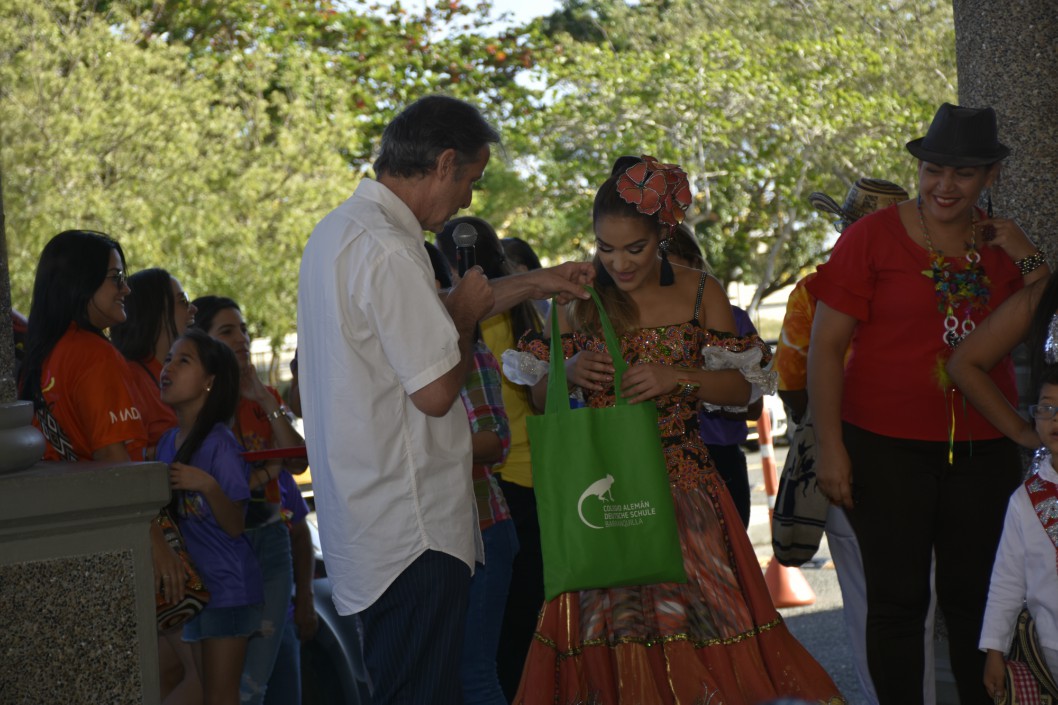 La Reina recibió un regalo de parte del Colegio Alemán en su visita.