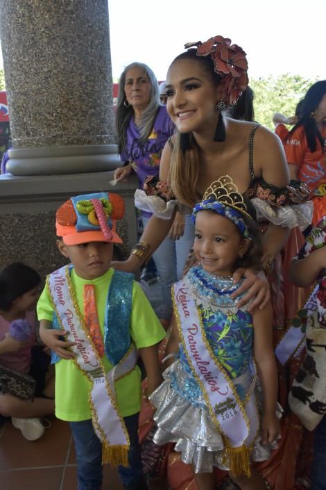 La Reina compartió con los niños.