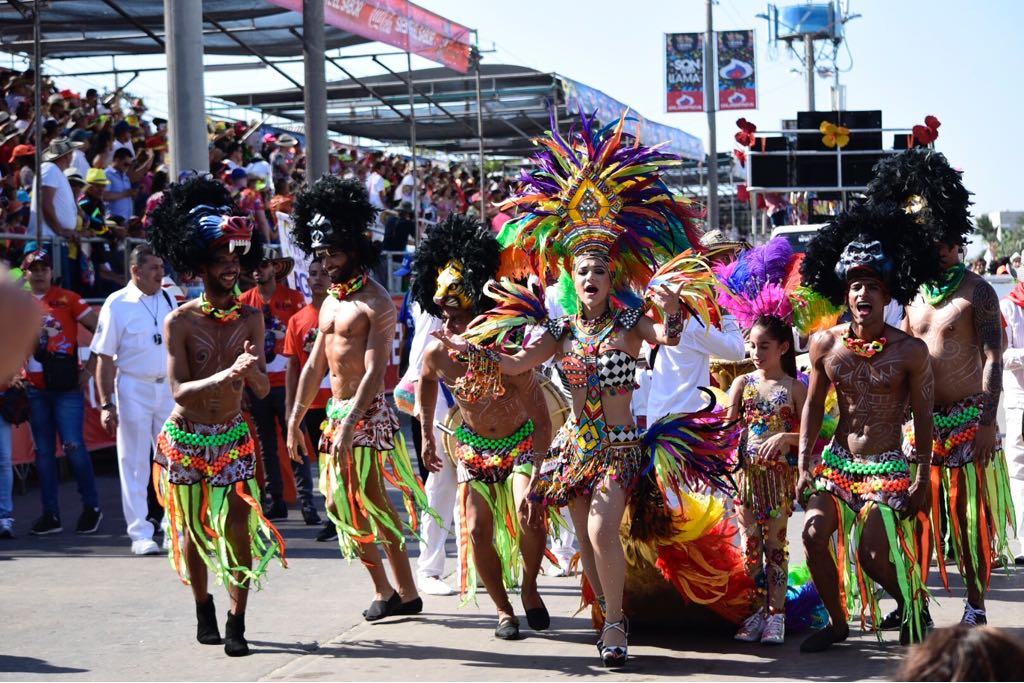 Mostrando sus dotes para el baile a lo largo del recorrido.