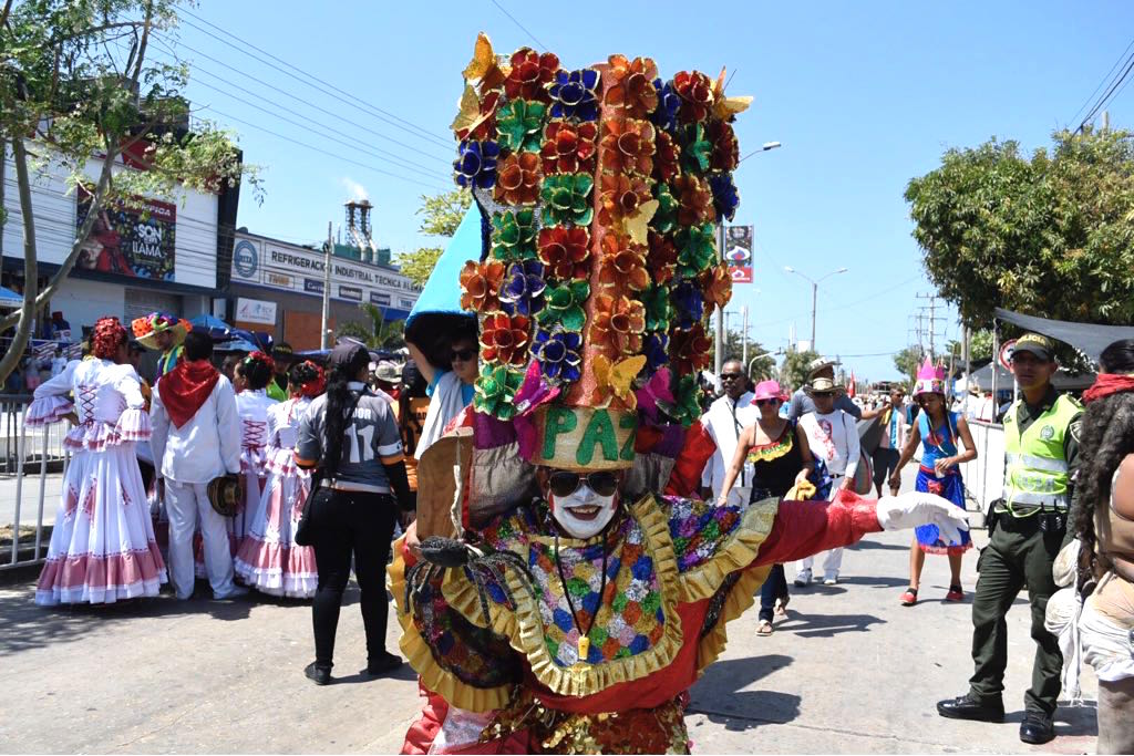 Congos y cumbiamberas en momentos previos al desfile.