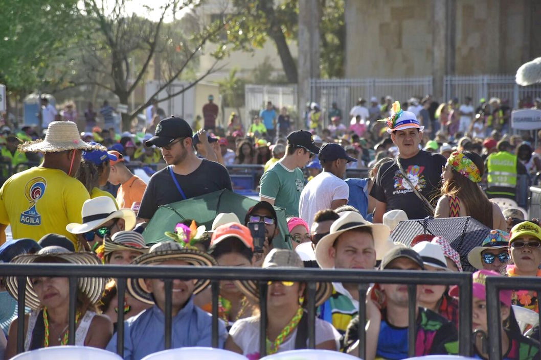 Público presente desde bien temprano en la Plaza de la Paz.