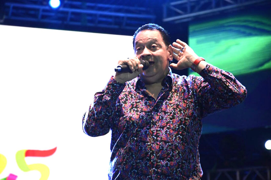 El maestro Tito Nieves durante su espectacular presentación.