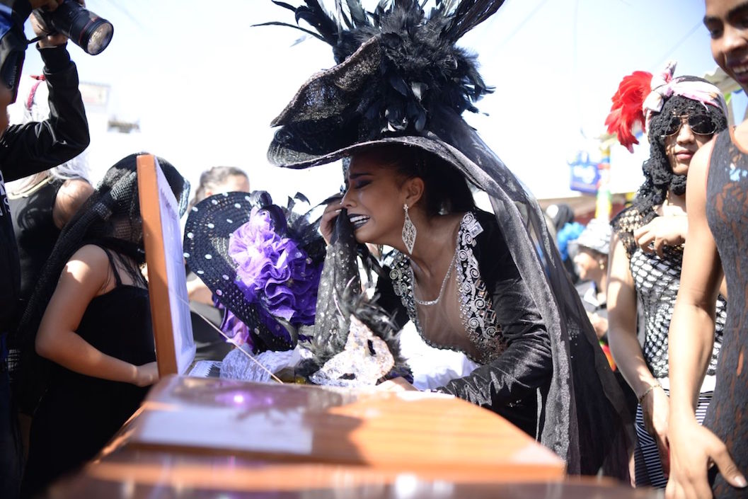 La reina llorando la muerte de Joselito.