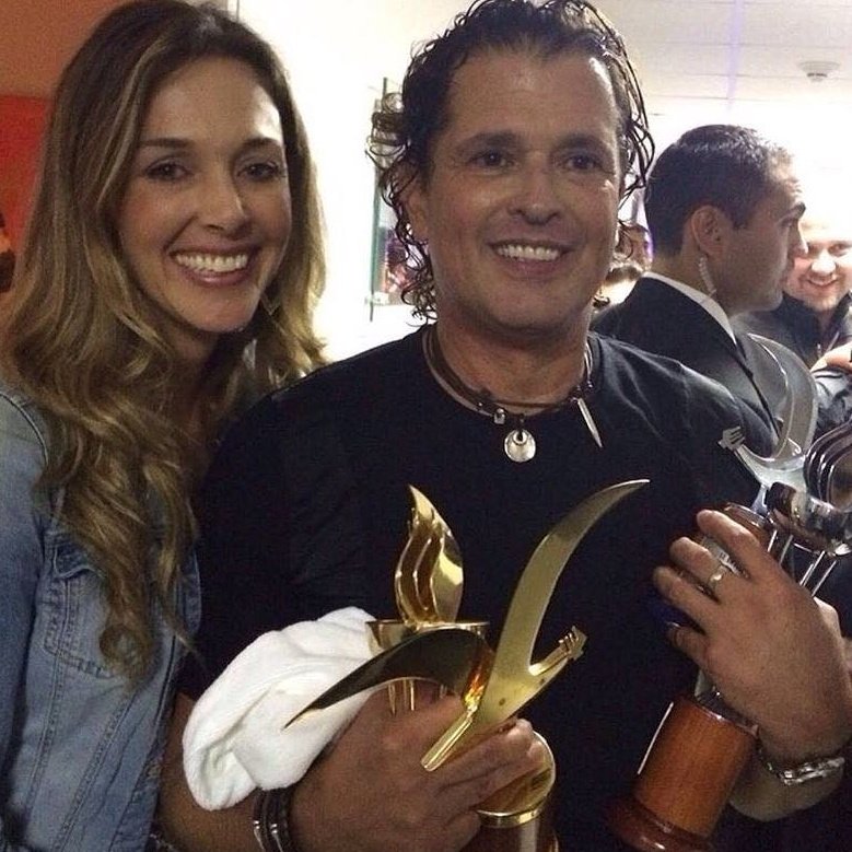 Carlos Vives con sus gaviotas junto a su esposa Claudia Elena Vásquez.