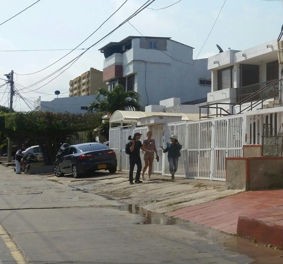 Equipo francés de televisión en la residencia de infancia de Shakira en El Barrio El Paraíso.