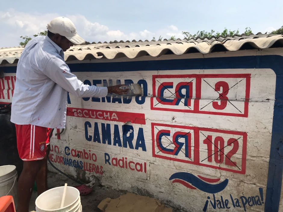 Operarios durante la limpieza de los murales.