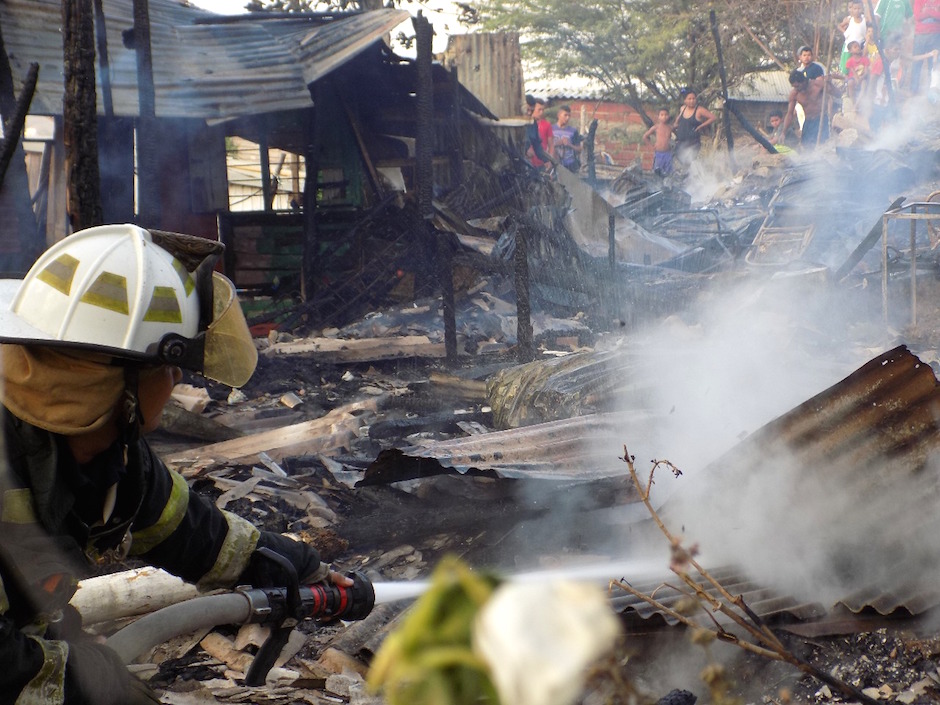 Unidades del Cuerpo de Bomberos atendiendo la emergencia.