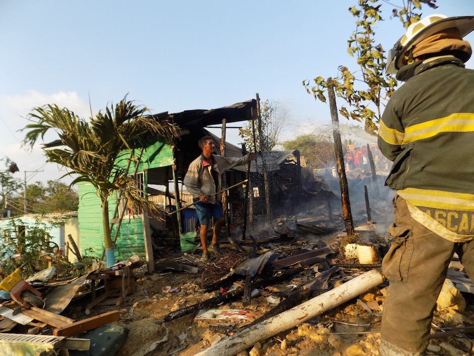 Las viviendas fueron rápidamente destruidas por el incendio.