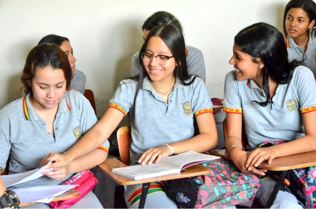 Alison Abello, con un grupo de compañeras de estudio.