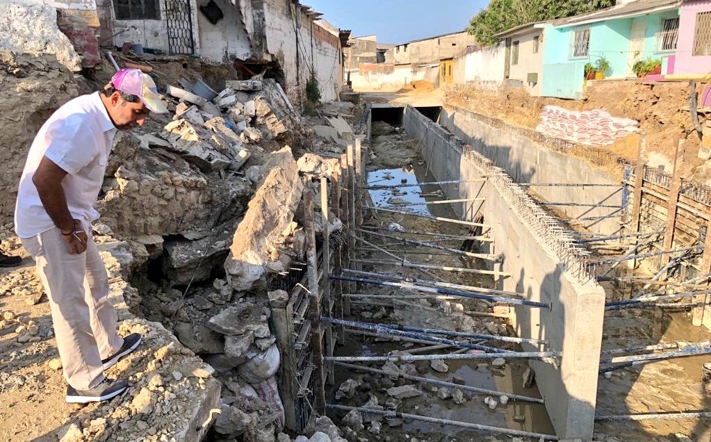 El Alcalde Alejandro Char inspeccionando los trabajos en el arroyo de la 21.