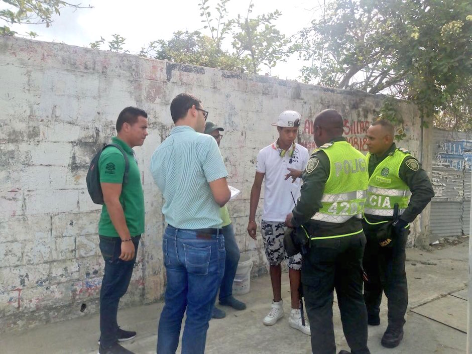 'Fijadores' de avisos sorprendidos por la Policía Metropolitana y Control Urbano.