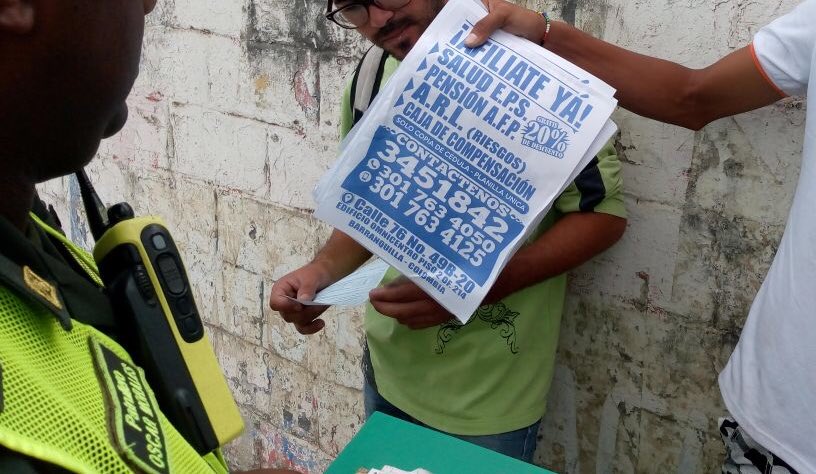 Los avisos que invaden la postería en Barranquilla.