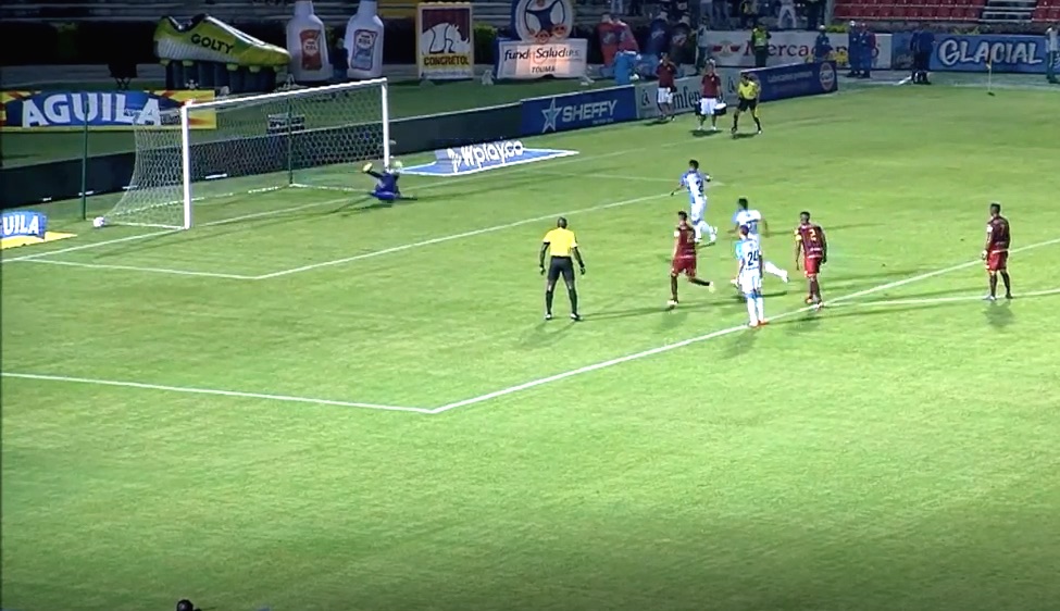 Teófilo Gutiérrez vence al arquero Alvaro Montero en el cobro del tiro penal.