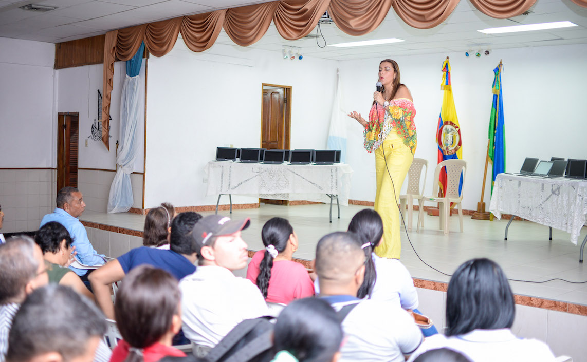 La Secretaria de Educación Tulia Mosquera dirigiéndose a los docentes.