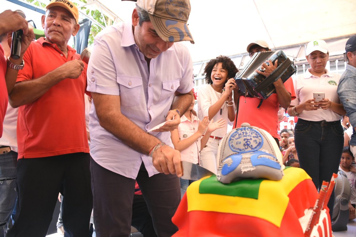 El Alcalde Alejandro Char partiendo el pudin.