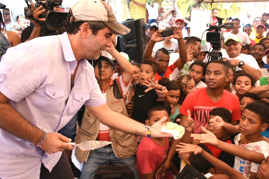 Compartiendo el pudín con los niños.