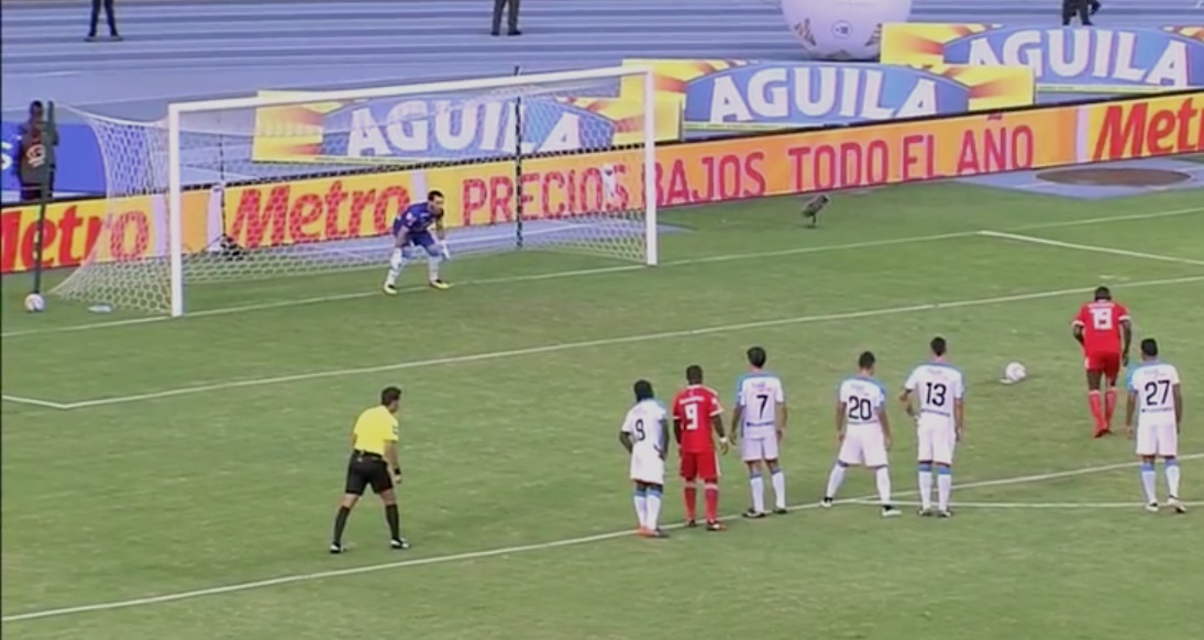 Cristian Martínez Borja anota de tiro penal para abrir el marcador.