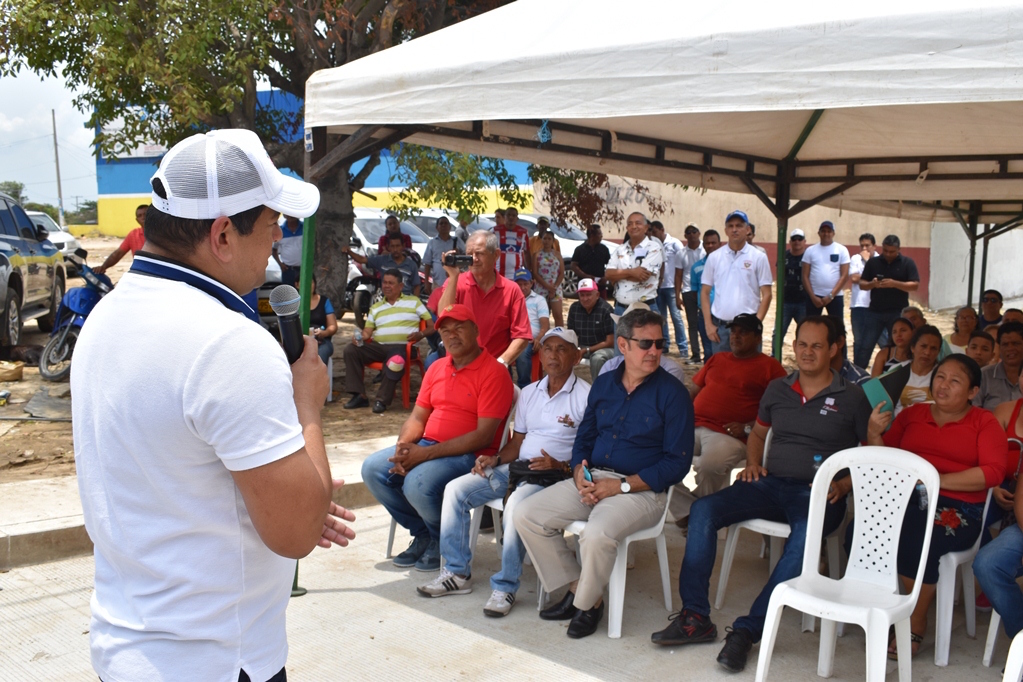 El Alcalde Efraín Bello dirigiéndose al público.