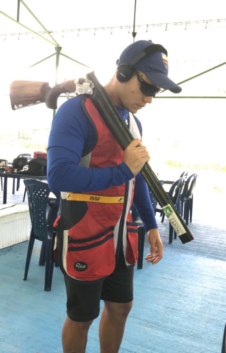 Kevin Donado al lado de su inseparable rifle. 