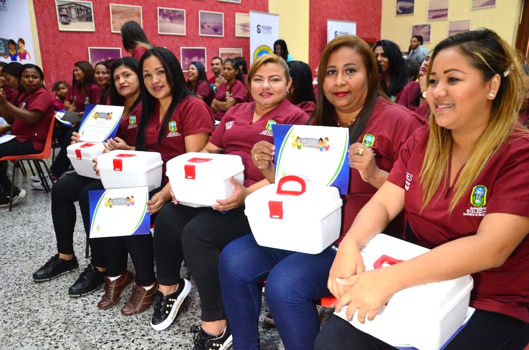 Las mujeres recibieron kits para emprender su nueva actividad.